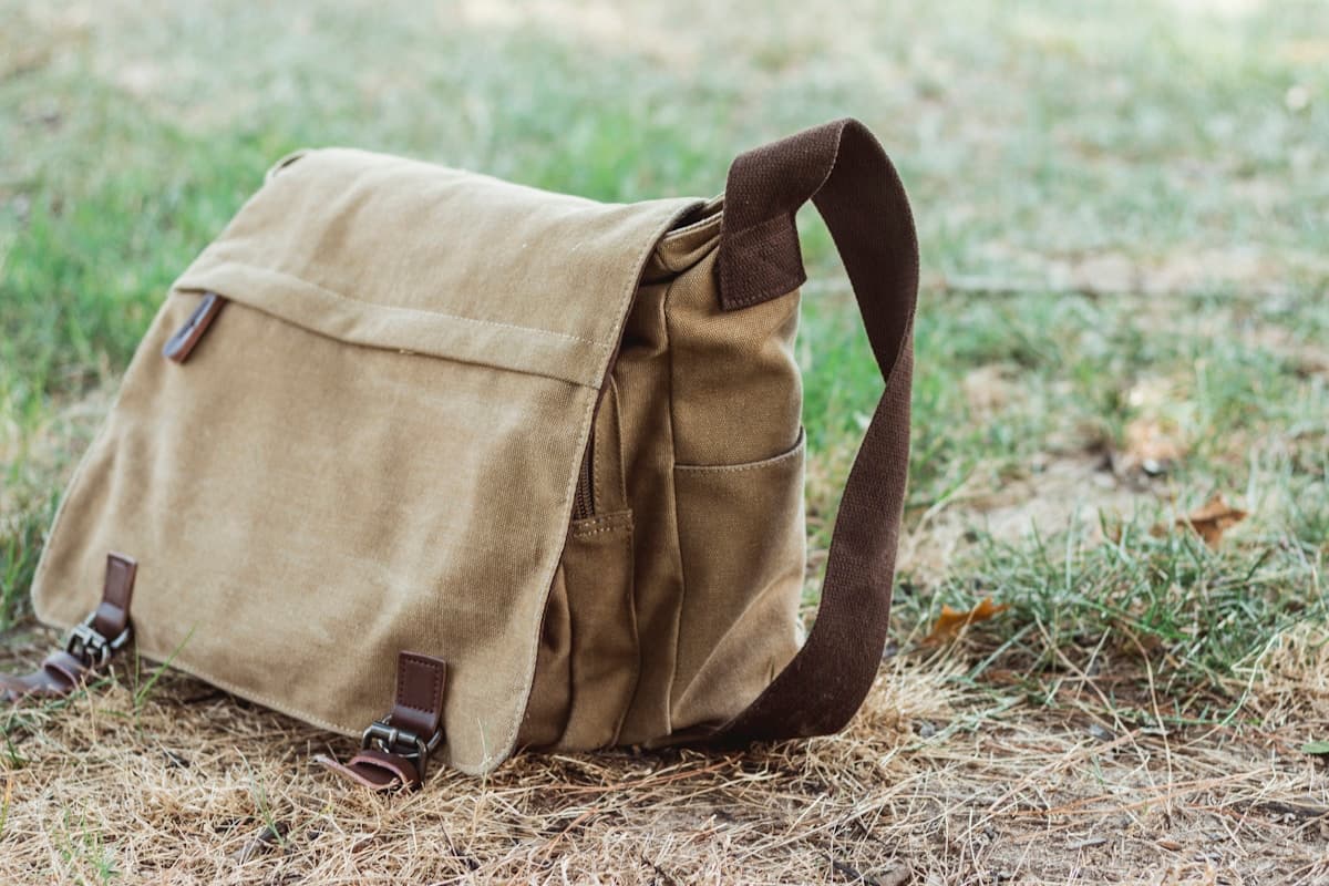 Yelloe Chain Strap Crossbody